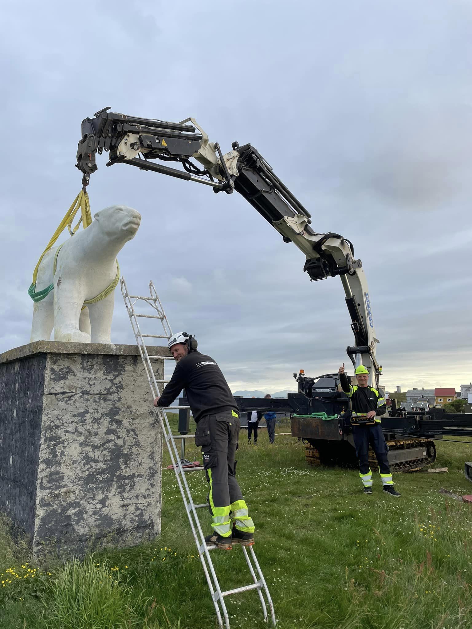 Isbjørnen monteres på monumentet